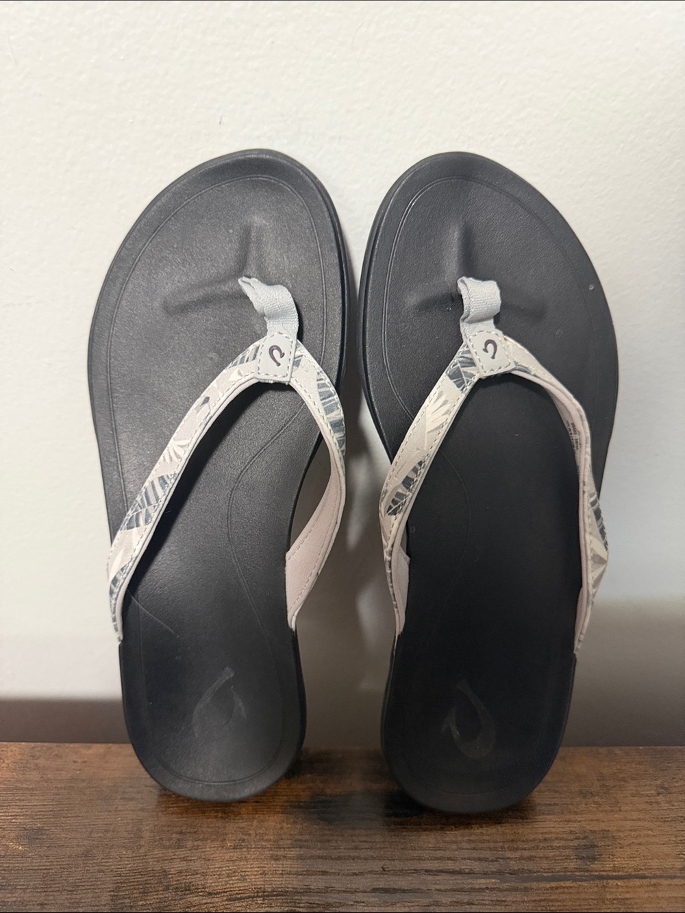 OluKai Gray Patterned Flip Flops Women’s Size 6